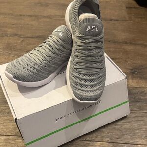 APL Techloom Wave Light Gray Knit Athletic Shoes (NEW in Box)